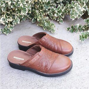 Collection by Clarks Brown Soft Cushion Slip On Clogs Size 7.5 WIDE WIDTH